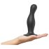 Strap-on-me Curvy L - aaltoileva, imukupilla varustettu dildo (musta)