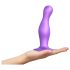 Strap-on-me Curvy L - aaltoileva, imukupilla varustettu dildo (violetti)
