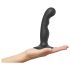 Strap-on-me P&G S - kaareva, imukupilla varustettu dildo (musta)