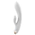 Satisfyer Double Flex - Sovelluksella ohjattava klitoriskiihotinvarrellinen vibraattori (valkoinen)